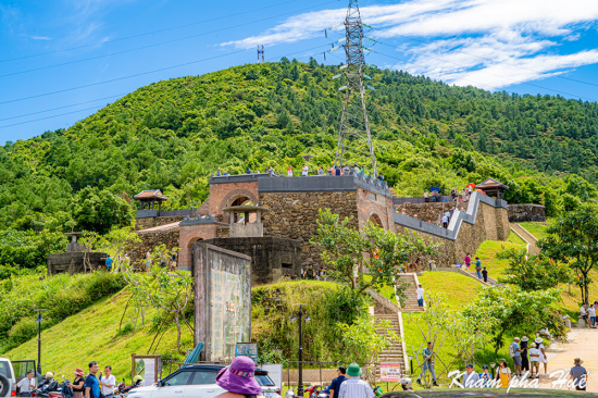 Hai Van Gate welcomes visitors